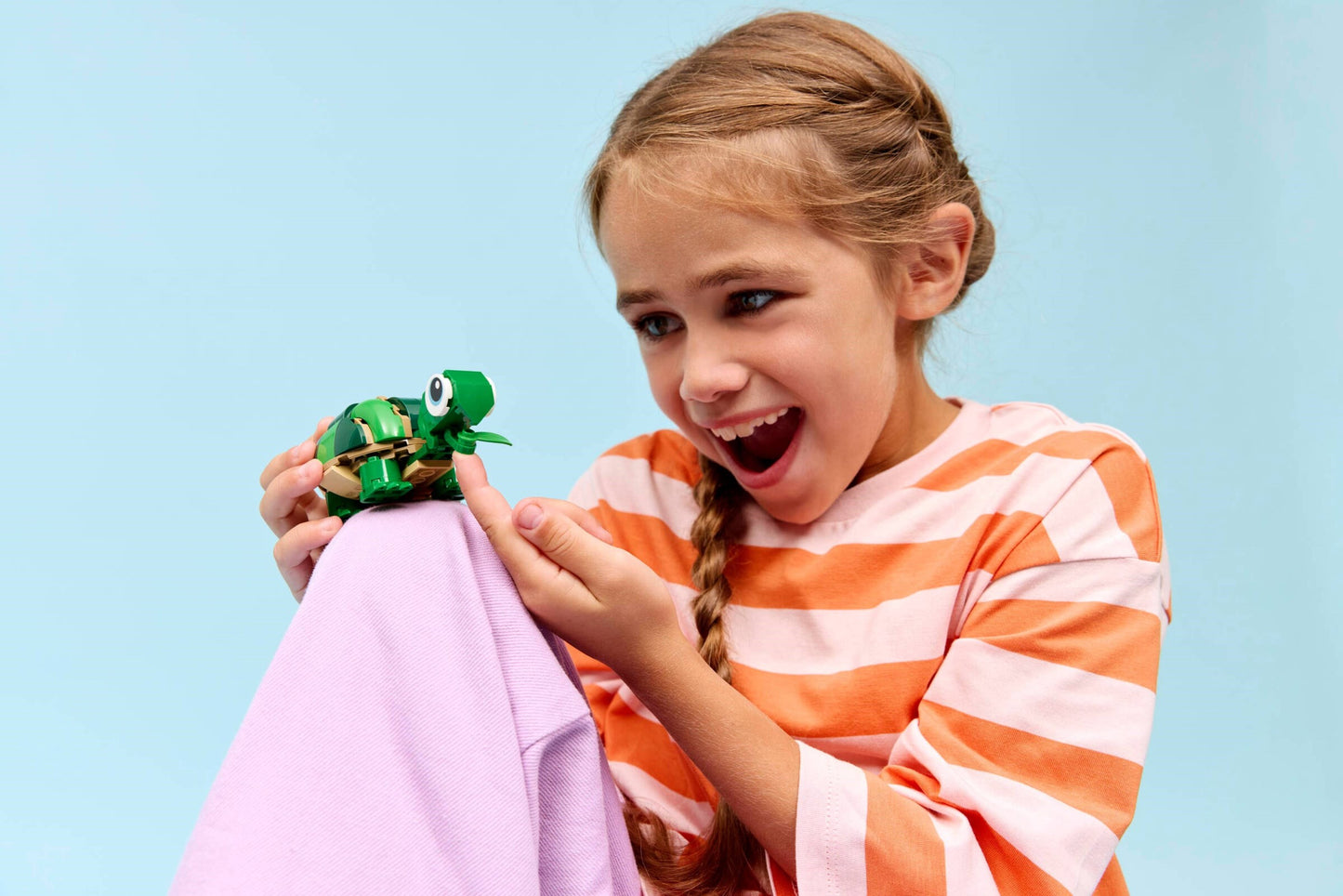 31377 Turtle with a Water Lily