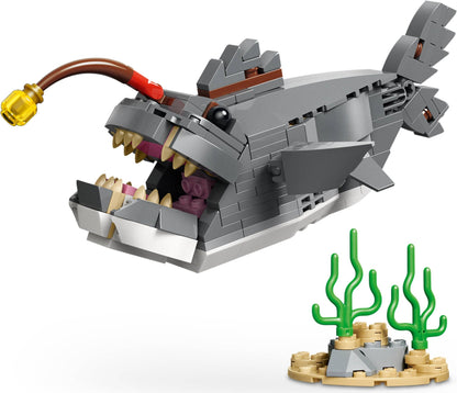 31381 Fierce Shark with a Treasure Chest